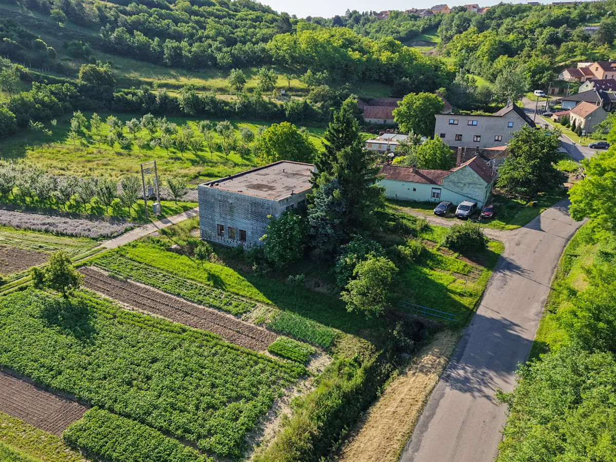 Prodej komerčního pozemku 1176 m²